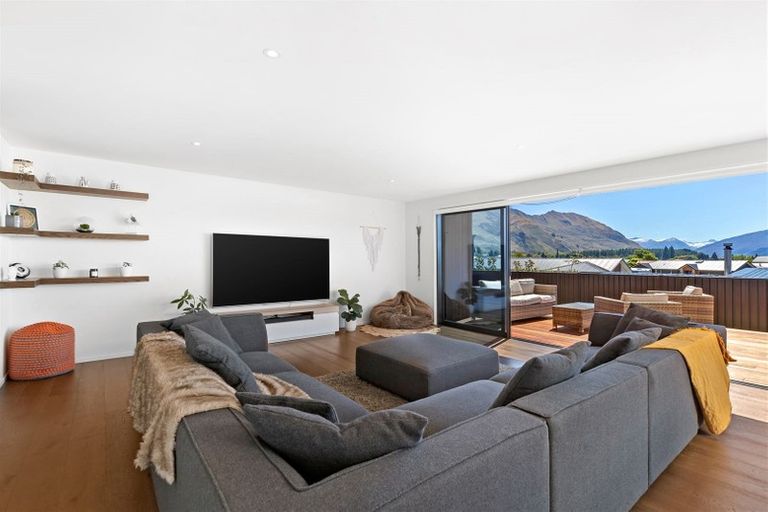 Photo of property in 18 Sapphire Spring Rise, Wanaka, 9305