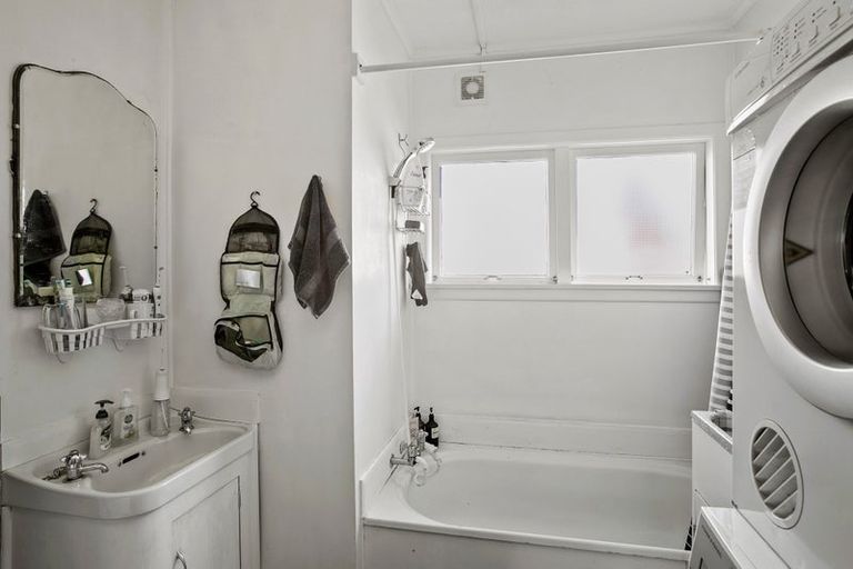 Photo of property in 418a-c Carrington Street, Upper Vogeltown, New Plymouth, 4310