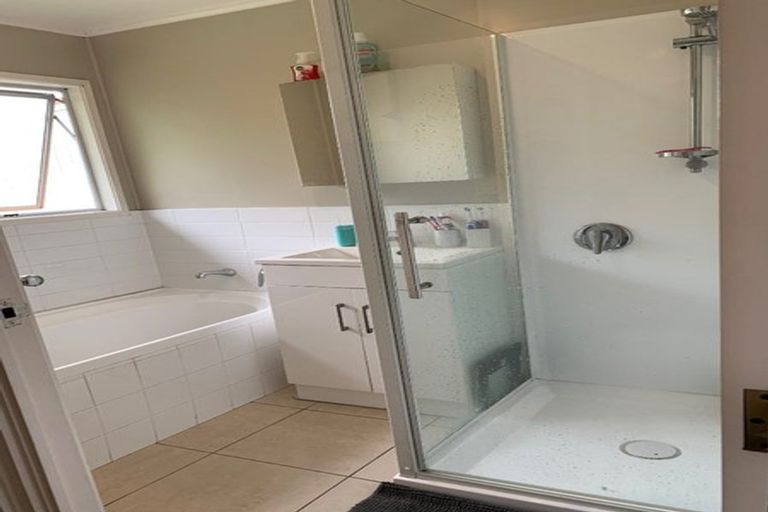 Photo of property in 9 St Catherine Crescent, West Harbour, Auckland, 0618