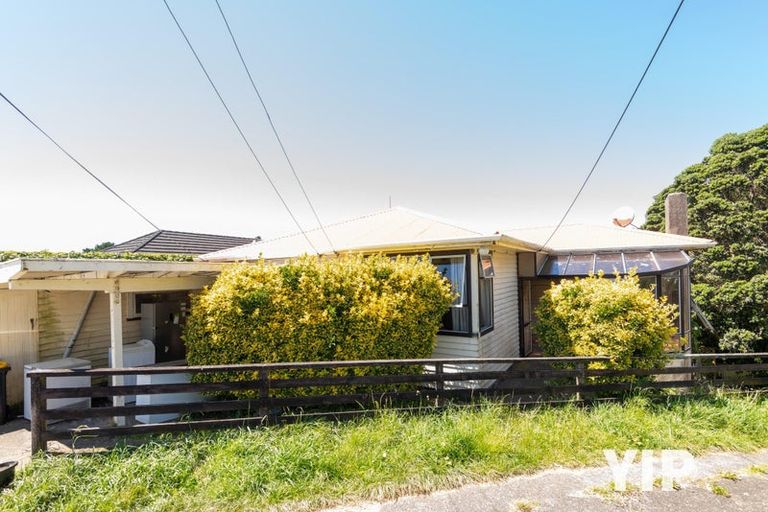 Photo of property in 33 Spenmoor Street, Newlands, Wellington, 6037