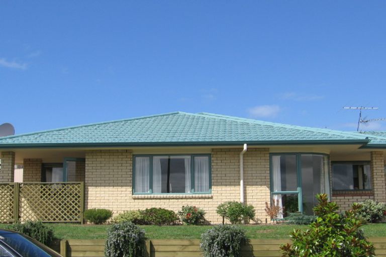 Photo of property in 1 Sunvista Avenue, Oteha, Auckland, 0632