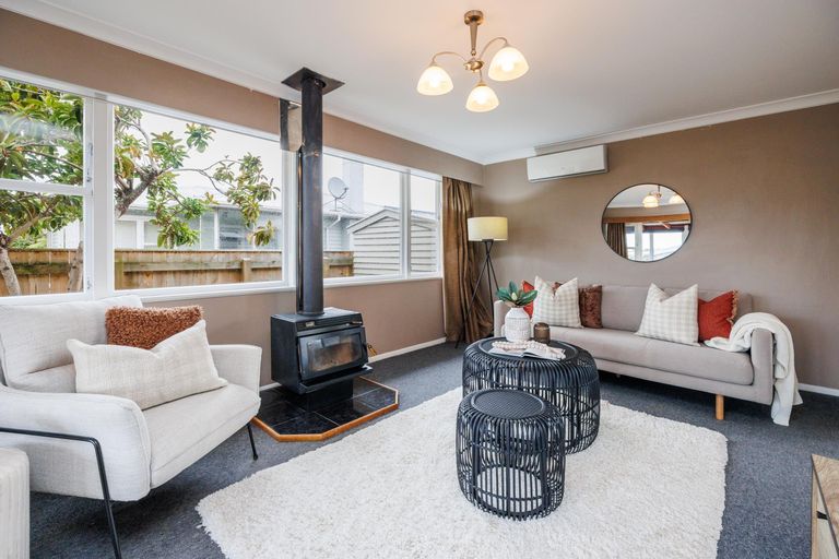 Photo of property in 4 Ellesmere Crescent, Highbury, Palmerston North, 4412