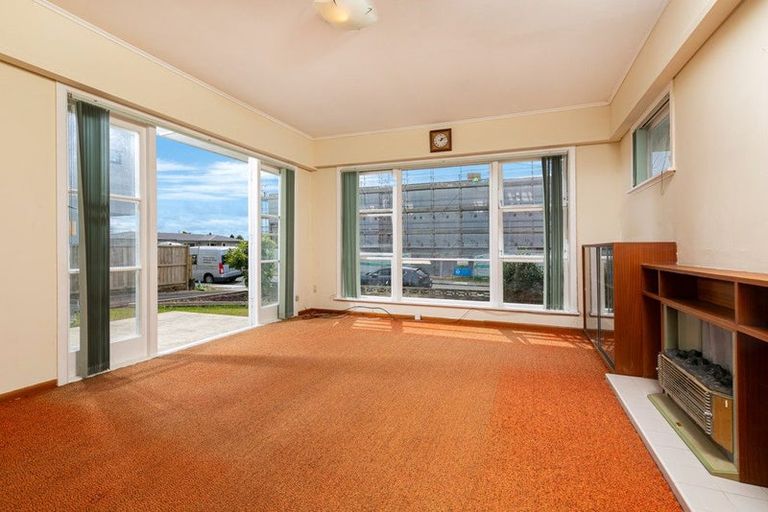 Photo of property in 12 Montmere Avenue, Te Atatu Peninsula, Auckland, 0610