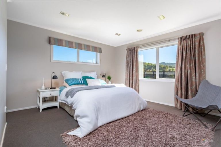 Photo of property in 14 Jade Crescent, Timberlea, Upper Hutt, 5018