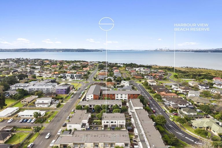 Photo of property in 5/17 Harbour View Road, Te Atatu Peninsula, Auckland, 0610