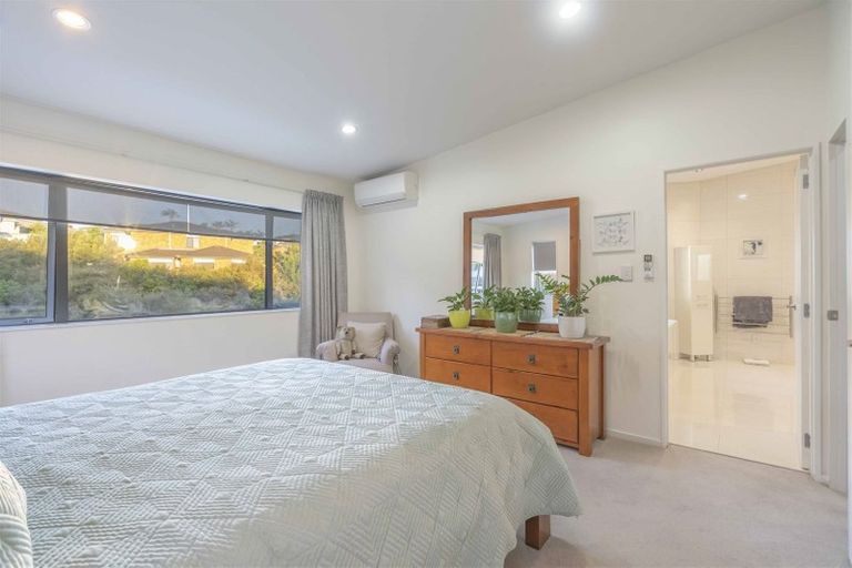 Photo of property in 13 Bintulu Place, Fairview Heights, Auckland, 0632