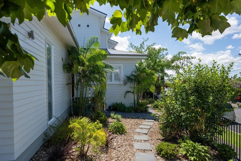 Property details for 11 Sunny Brae Crescent, Westmere, Auckland, 1022