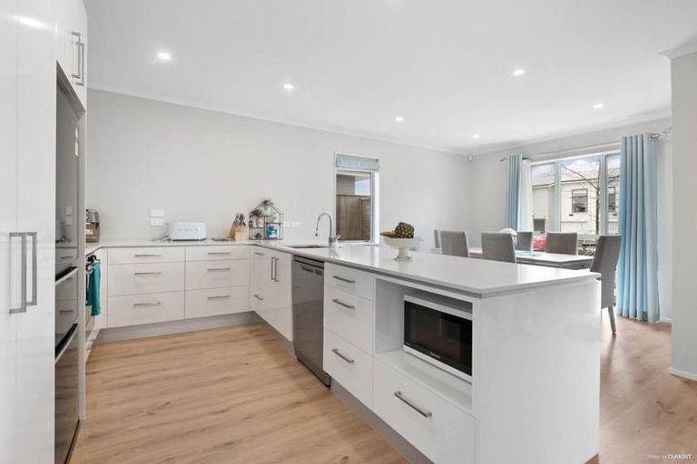 Photo of property in 12 Samuel Cassidy Avenue, Swanson, Auckland, 0614