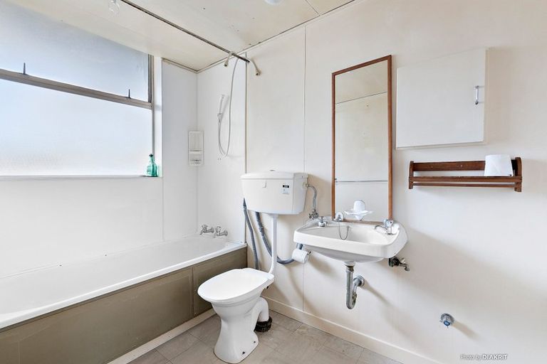 Photo of property in Beresford Apartments, 7/118 Russell Terrace, Berhampore, Wellington, 6023