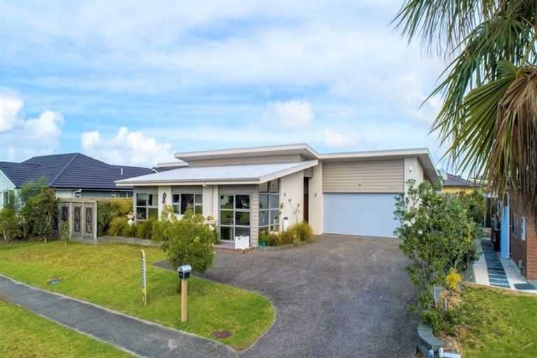 Photo of property in 98 Barbados Way, One Tree Point, 0118