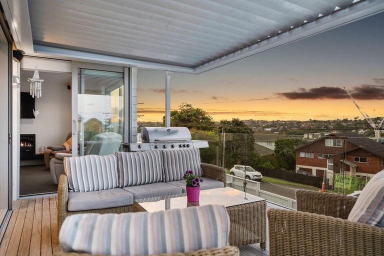 Photo of property in 15 Beechwood Road, Rothesay Bay, Auckland, 0630