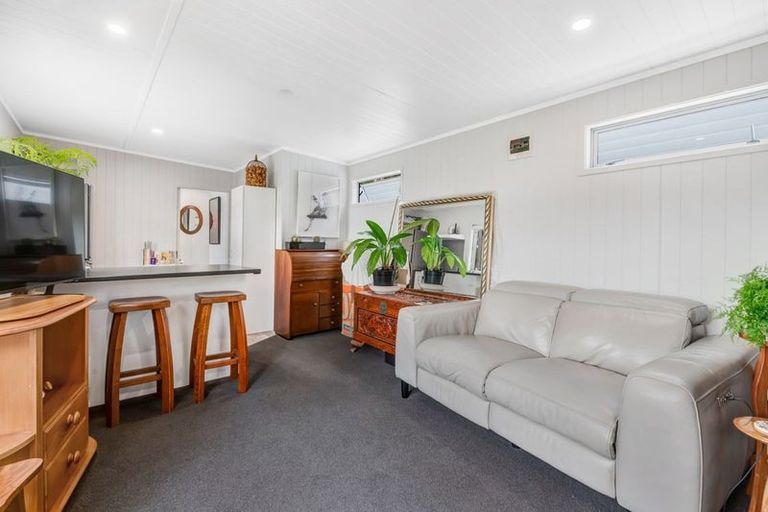 Photo of property in 12 Chenery Road, Red Beach, 0932