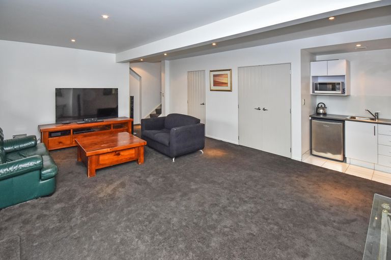 Photo of property in 21 Orinda Close, Botany Downs, Auckland, 2010