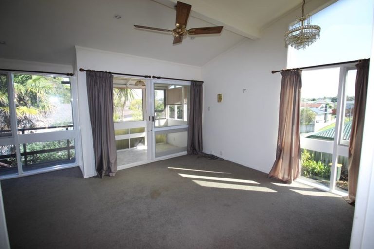 Photo of property in 1/6 Bond Crescent, Forrest Hill, Auckland, 0620