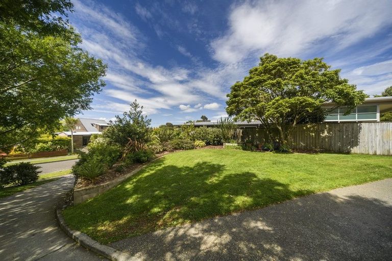 Photo of property in 21 Springdale Grove, Fitzherbert, Palmerston North, 4410