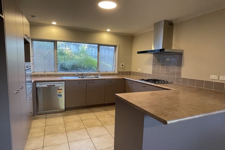 Photo of property in 14 Springtide Place, Red Beach, 0932