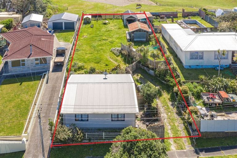 Photo of property in 49 Rangiora Street, Castlecliff, Whanganui, 4501