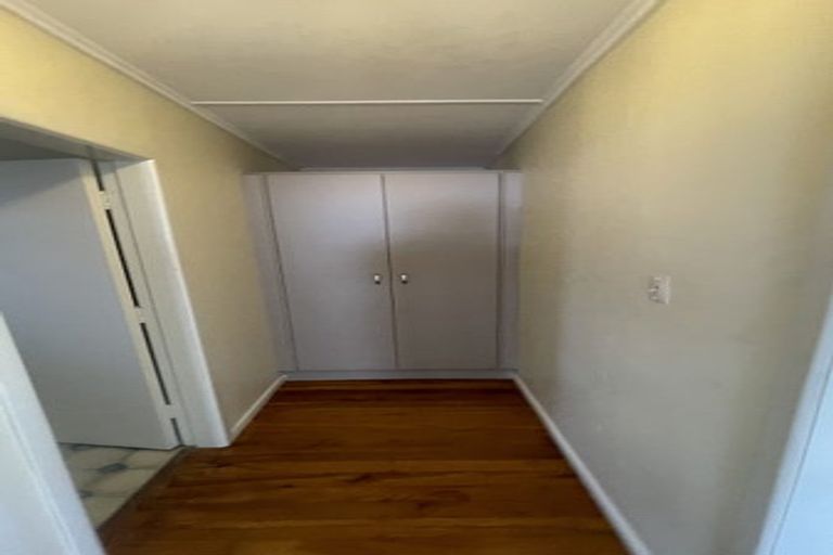 Photo of property in 12 Gill Avenue, Te Atatu Peninsula, Auckland, 0610