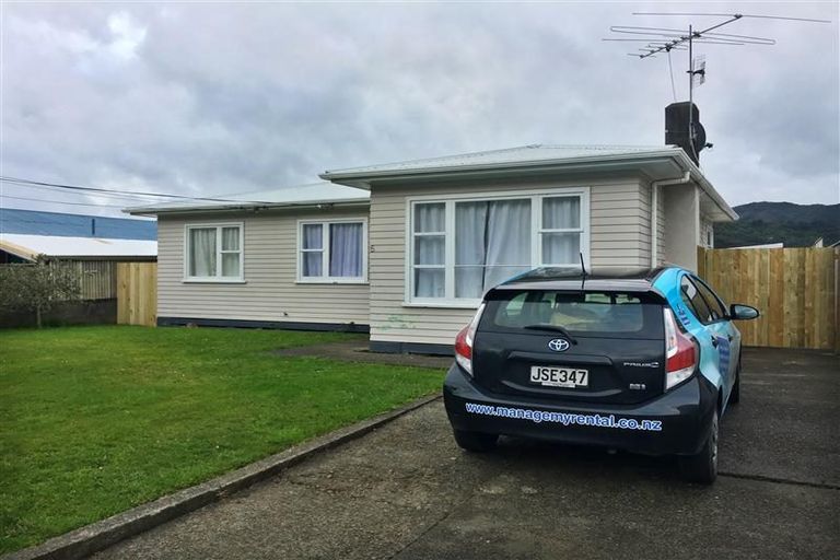 Photo of property in 5 Ruthven Road, Wainuiomata, Lower Hutt, 5014