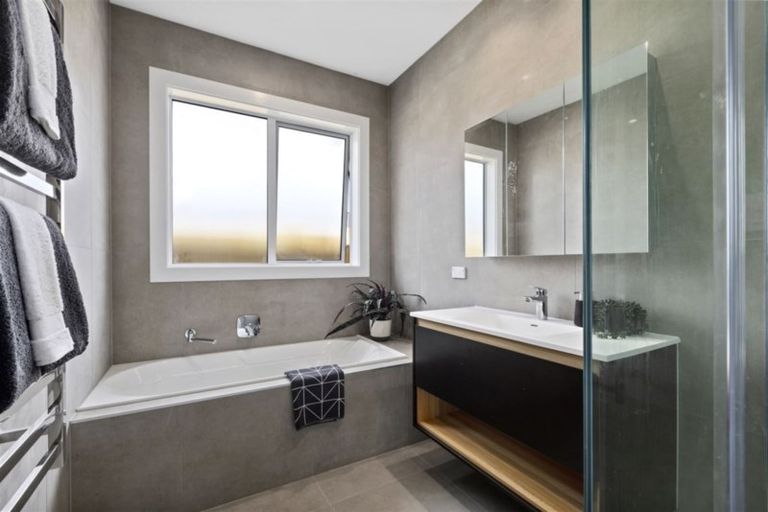 Photo of property in 13 Vinistra Road, Kumeu, 0810