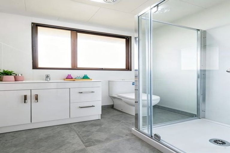 Photo of property in 2/26 Nearco Street, Randwick Park, Auckland, 2105