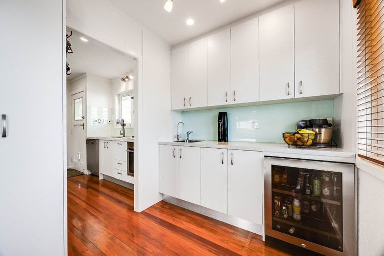 Photo of property in 16 Paton Avenue, Te Atatu South, Auckland, 0610