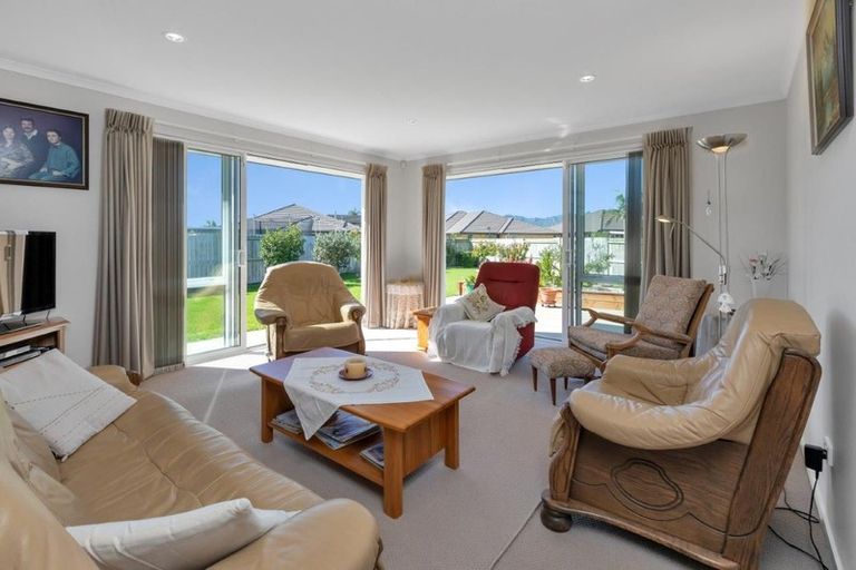 Photo of property in 6 Kamahi Place, One Tree Point, 0118