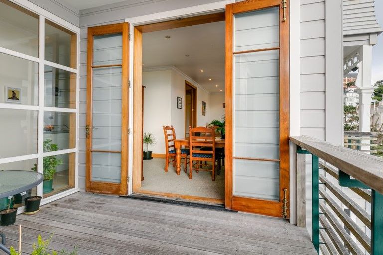 Photo of property in 218 Oriental Parade, Oriental Bay, Wellington, 6011