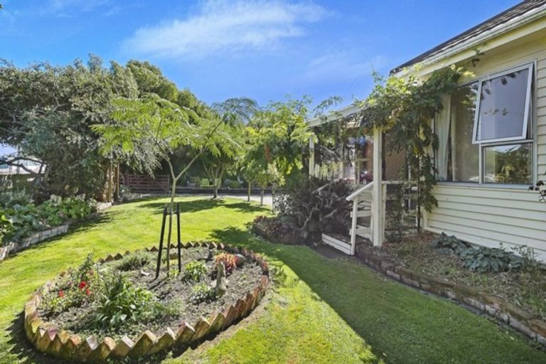 Photo of property in 16 Leeston And Lake Road, Leeston, 7632