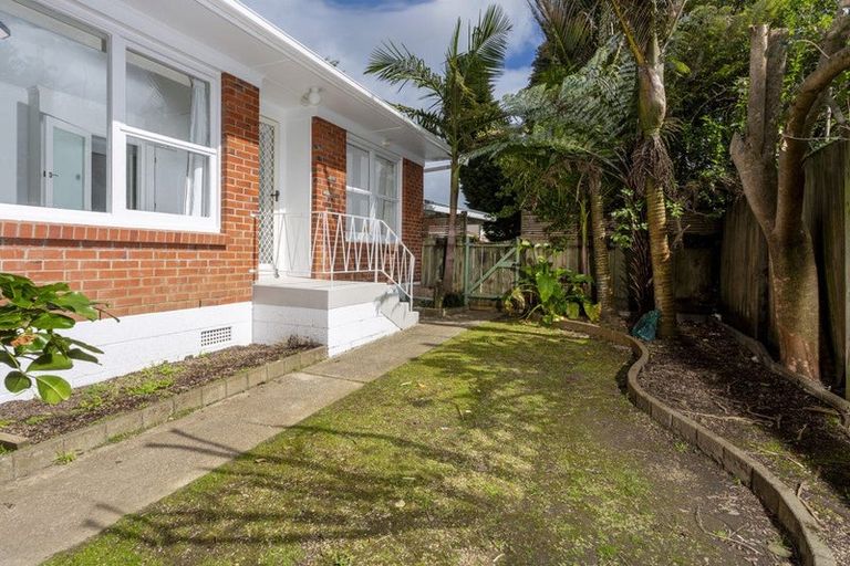 Photo of property in 1/18 Evelyn Place, Hillcrest, Auckland, 0627
