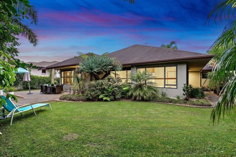 Photo of property in 3 Lupetti Rise, West Harbour, Auckland, 0618