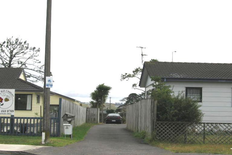 Photo of property in 2/7 Barbados Drive, Unsworth Heights, Auckland, 0632