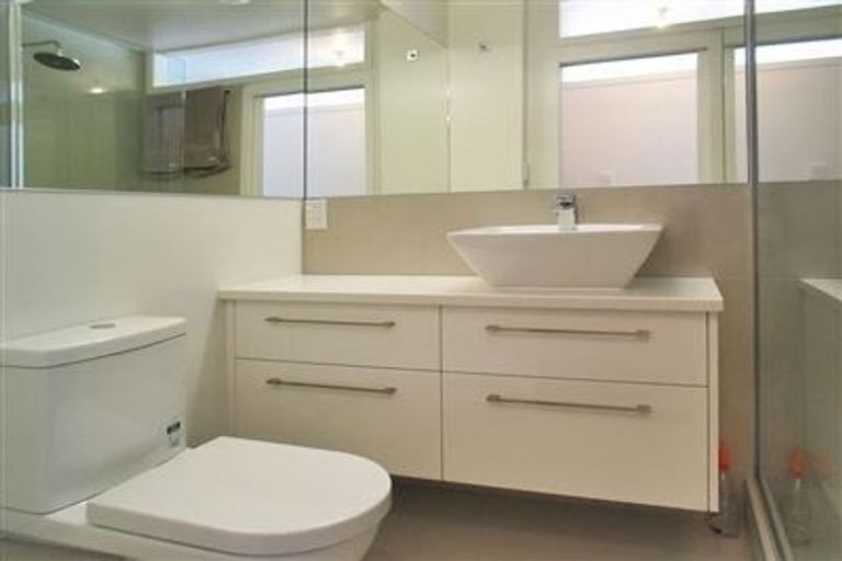 Photo of property in 3/2 Oriental Terrace, Mount Victoria, Wellington, 6011