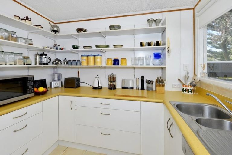 Photo of property in 12 Nor'east Drive, Northcross, Auckland, 0632