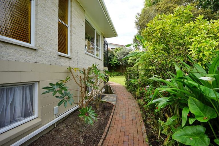 Photo of property in 17 Barlow Place, Chatswood, Auckland, 0626