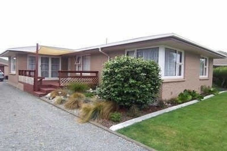 Photo of property in 8 Glenora Place, Hornby, Christchurch, 8042