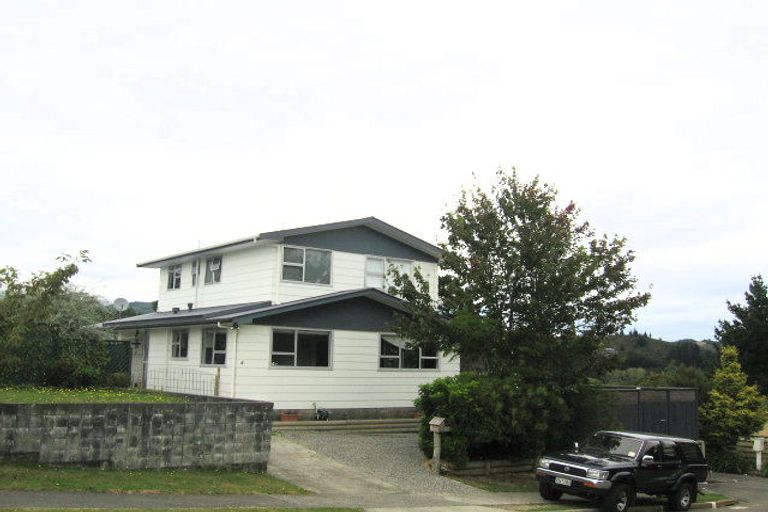 Photo of property in 5 Serenity Grove, Maoribank, Upper Hutt, 5018