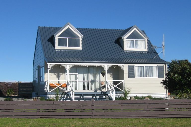 Photo of property in 2 Norfolk Crescent, Otaki Beach, Otaki, 5512