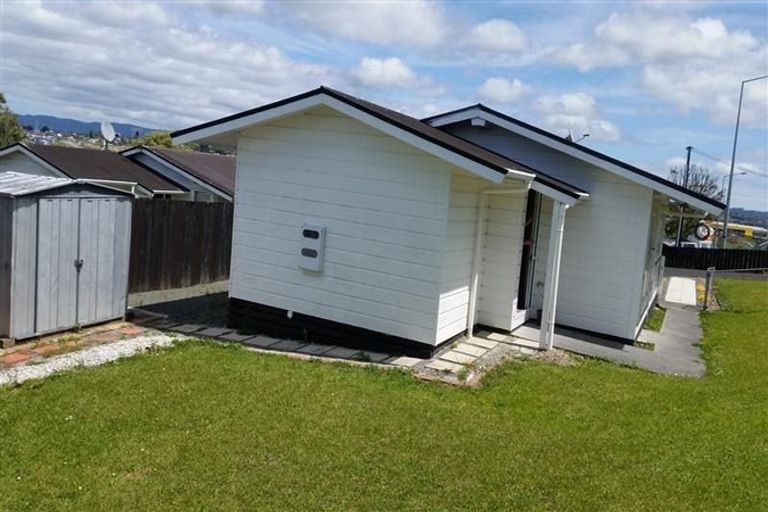 Photo of property in 41 Hobsonville Road, West Harbour, Auckland, 0618