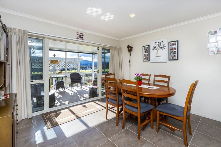 Photo of property in 48 King Charles Drive, Kingsley Heights, Upper Hutt, 5018