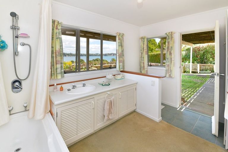 Photo of property in 20a Tindalls Bay Road, Tindalls Beach, Whangaparaoa, 0930