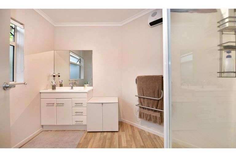 Photo of property in 10 Centreway Road, Orewa, 0931