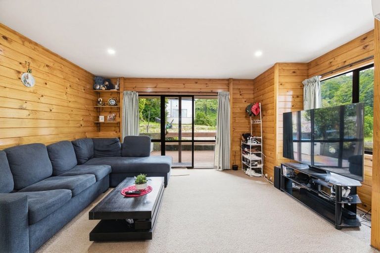 Photo of property in 94a Newlands Road, Newlands, Wellington, 6037