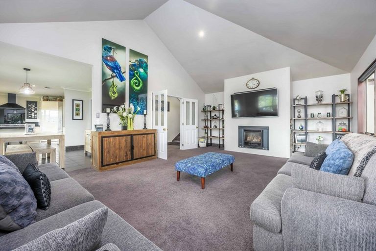 Photo of property in 15 Margaret Henry Crescent, Oteha, Auckland, 0632