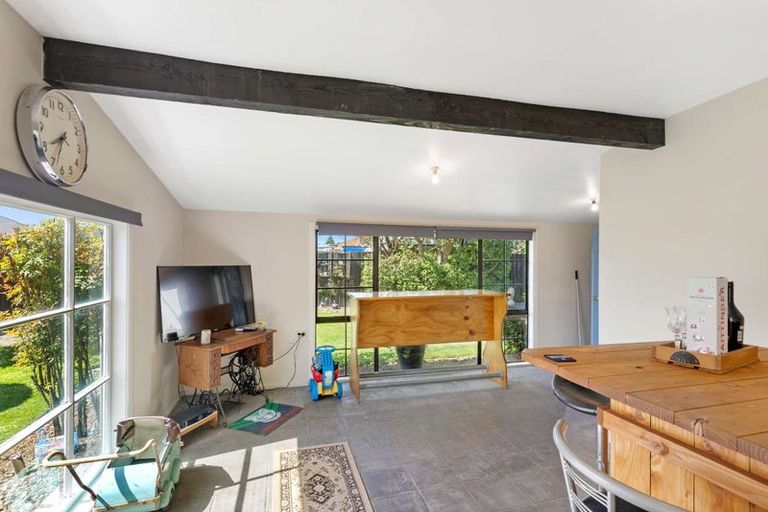 Photo of property in 77 Farquhars Road, Redwood, Christchurch, 8051