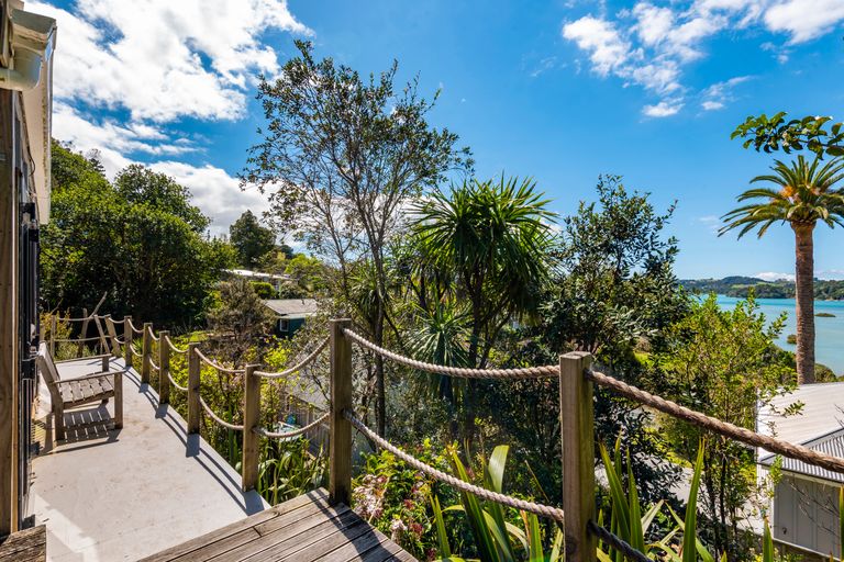 Photo of property in 16 Martin Road, Matakana, 0985