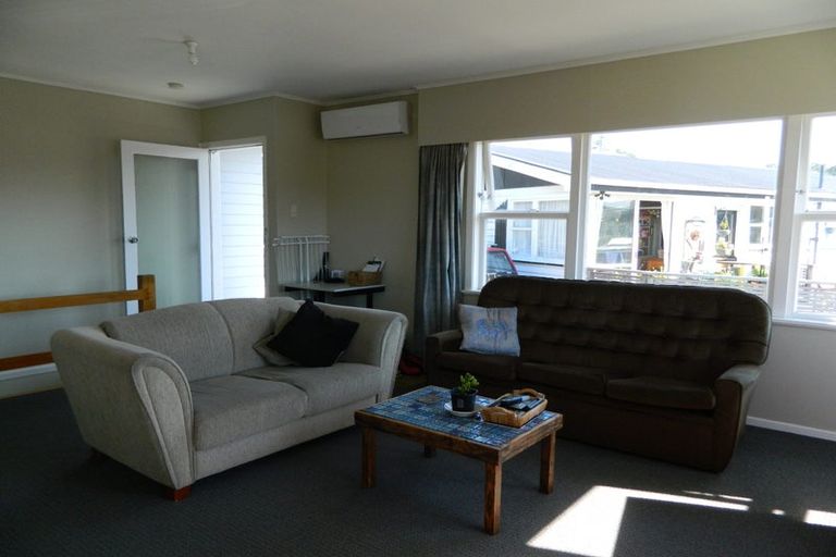 Photo of property in 3 Merritt Way, Newlands, Wellington, 6037