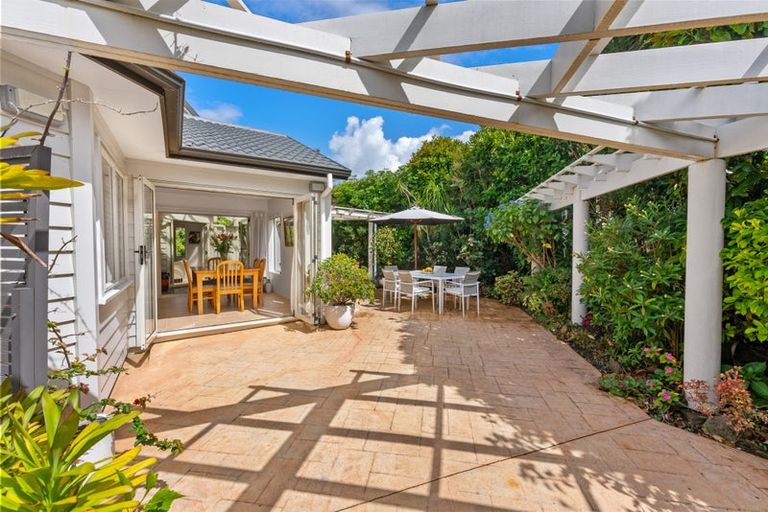 Photo of property in 10a Scarboro Terrace, Murrays Bay, Auckland, 0630