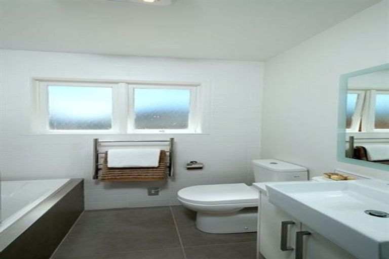 Photo of property in 16 Hauraki Crescent, Pinehill, Auckland, 0632