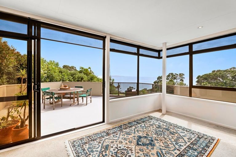 Photo of property in 10 Chelverton Terrace, Red Beach, 0932